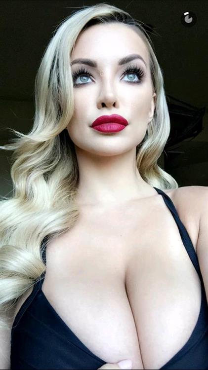 Lindsey Pelas taking a selfie