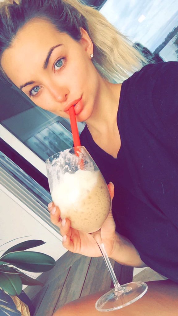 Lindsey Pelas taking a selfie
