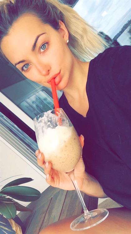 Lindsey Pelas taking a selfie