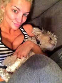 Lindsey Pelas taking a selfie