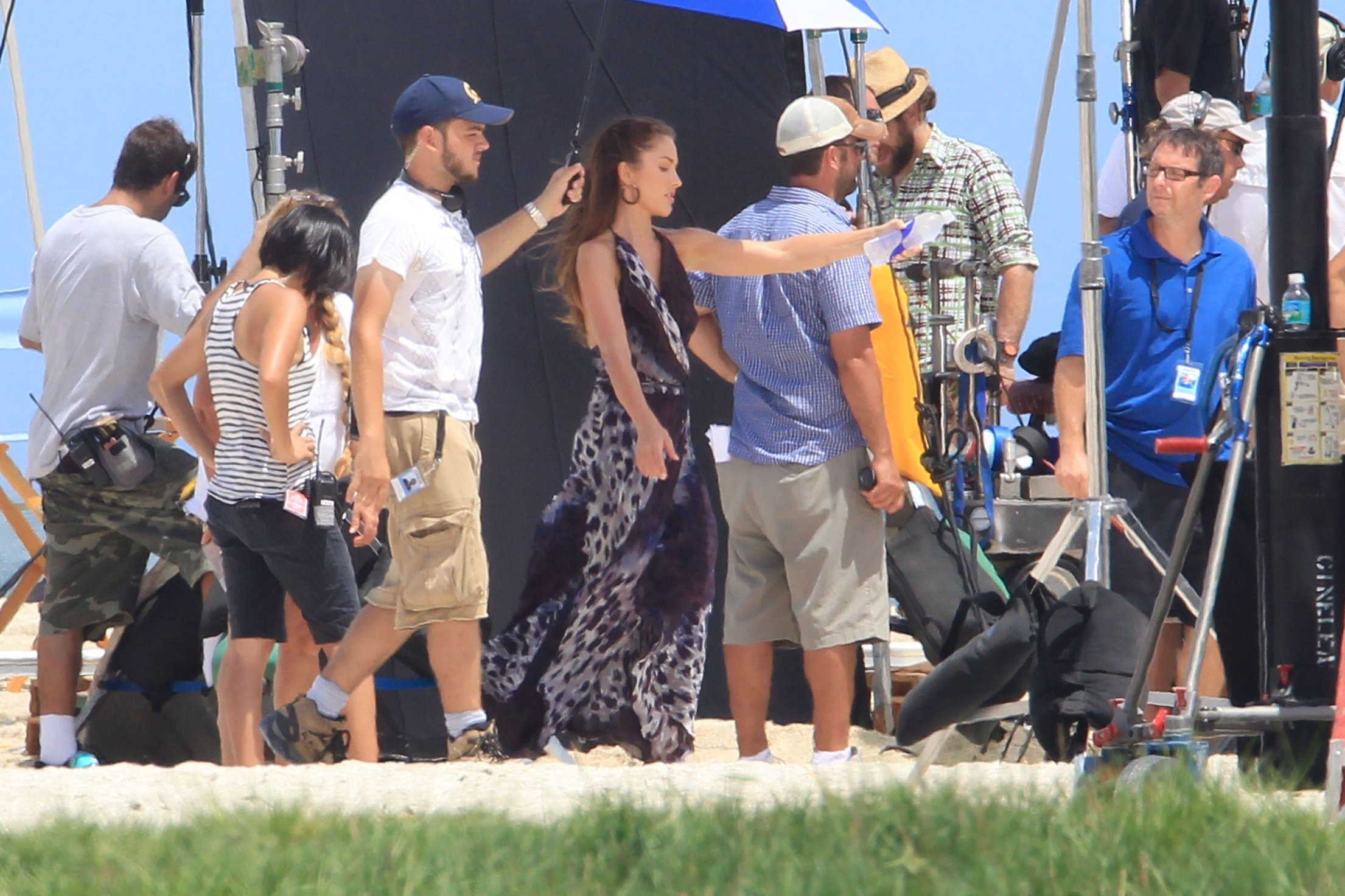 Minka Kelly films Charlie's Angels on a beach in Miami 02-09-11