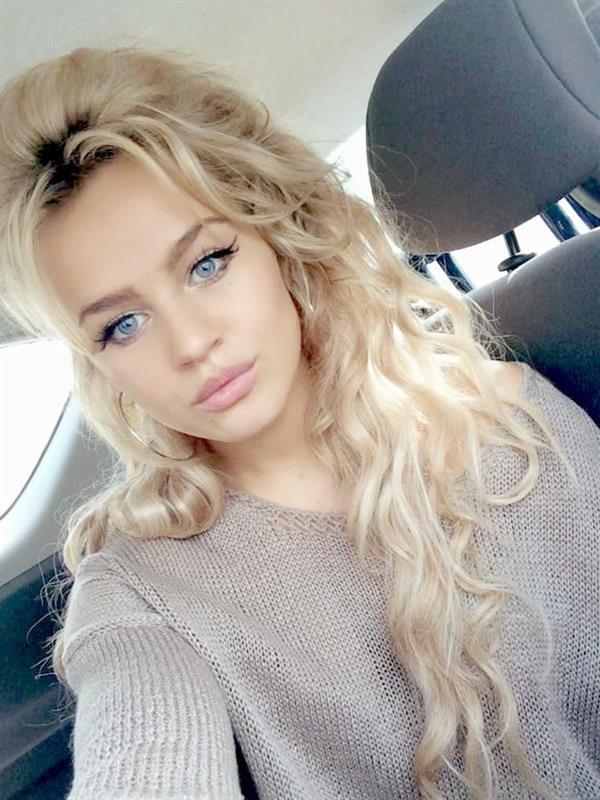 Rosie Mac taking a selfie