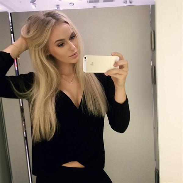 Anna Nyström taking a selfie