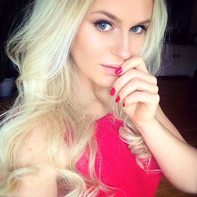 Anna Nyström taking a selfie