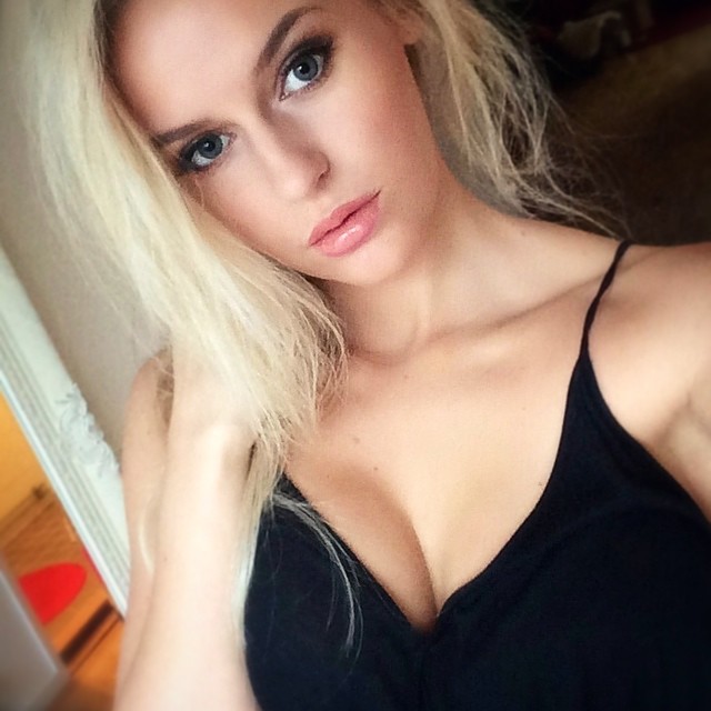 Anna Nyström taking a selfie