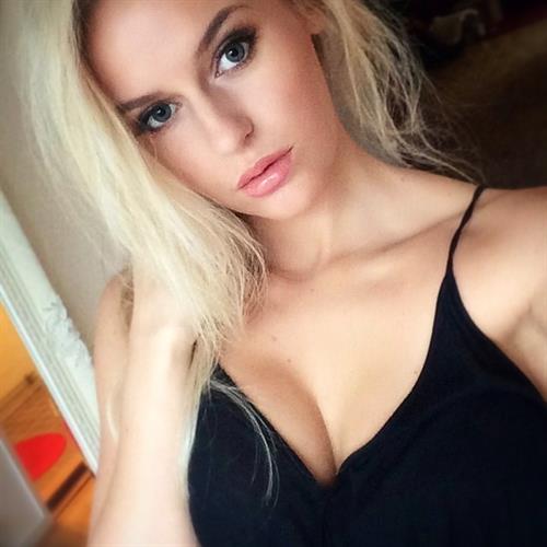 Anna Nyström taking a selfie