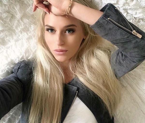 Anna Nyström taking a selfie