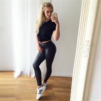Anna Nyström in Yoga Pants taking a selfie