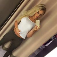 Anna Nyström in Yoga Pants taking a selfie