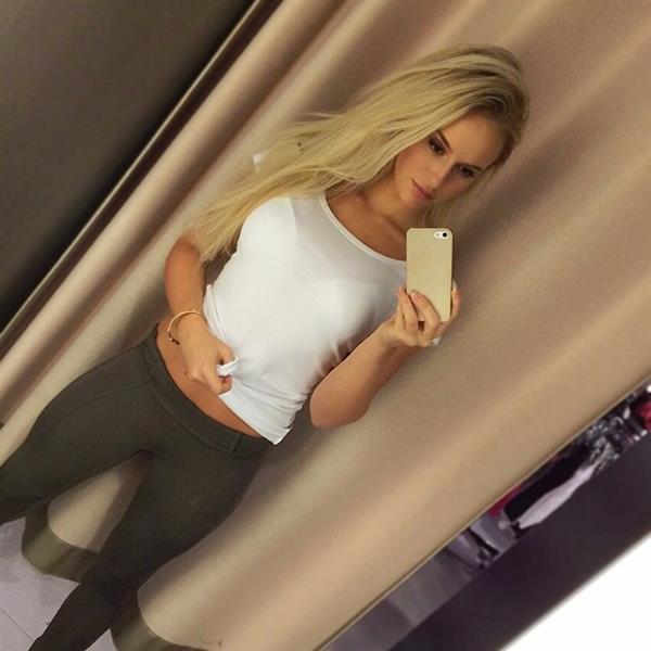 Anna Nyström in Yoga Pants taking a selfie