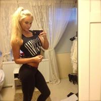 Anna Nyström in Yoga Pants taking a selfie