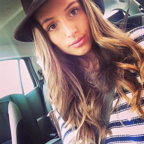 Alice Llenas taking a selfie