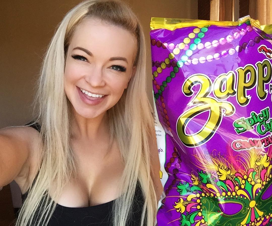 Mindy Robinson taking a selfie