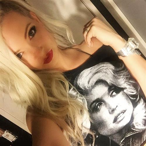 Mindy Robinson taking a selfie