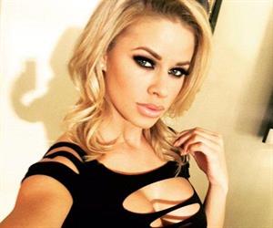 Jessa Rhodes taking a selfie