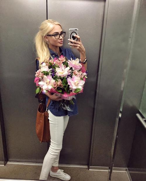 Aljona Shiskova taking a selfie