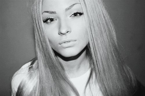 Aljona Shiskova taking a selfie