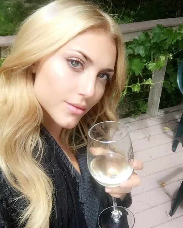 Cassie Scerbo taking a selfie