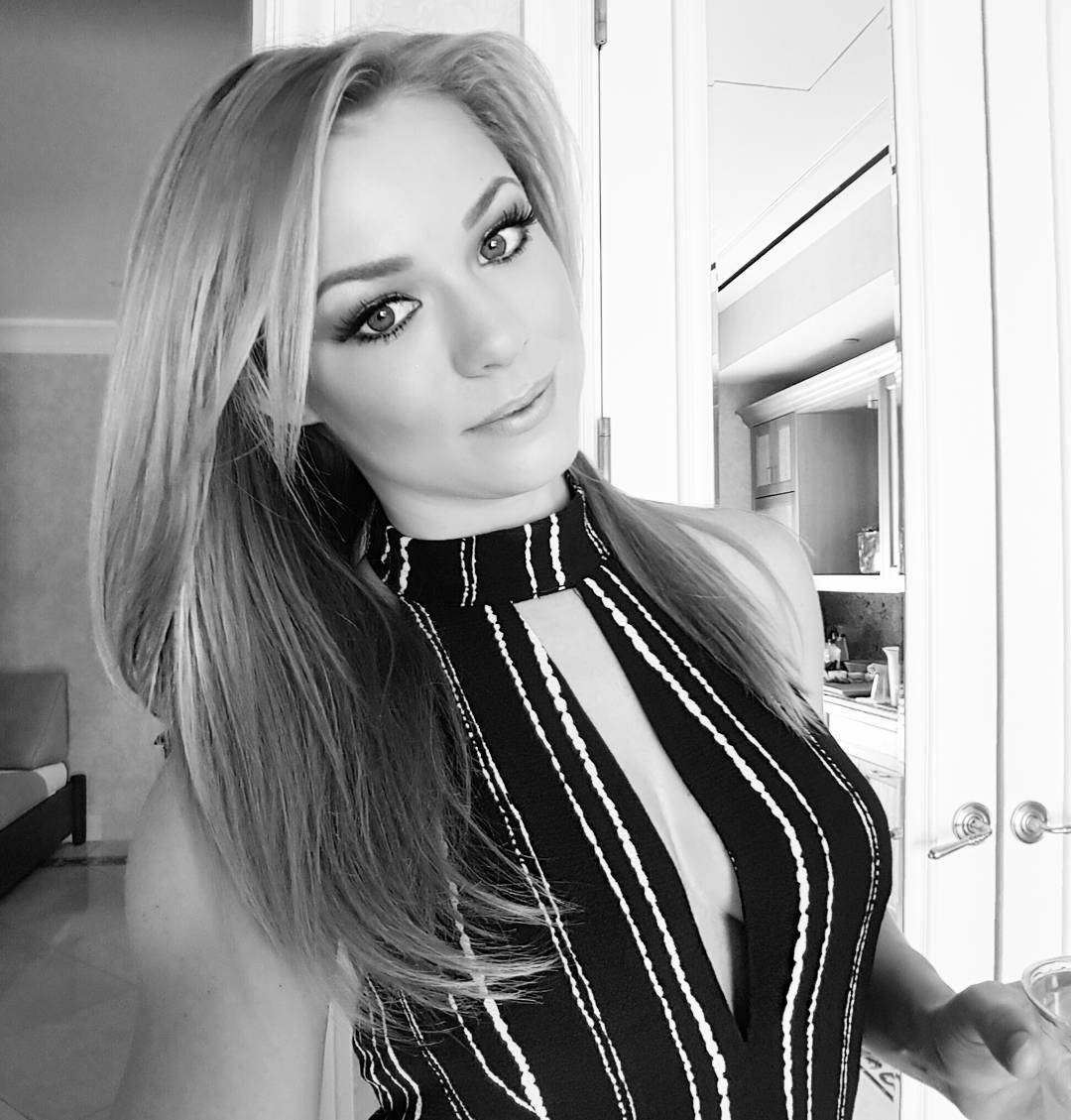 Nikki Leigh taking a selfie