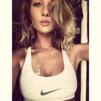 Niykee Heaton taking a selfie