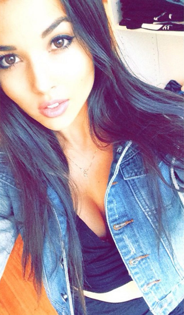 Aline Lima taking a selfie