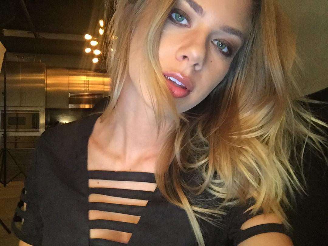 Brooke Hanmer taking a selfie