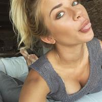 Brooke Hanmer taking a selfie