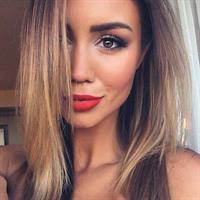 Pia Muehlenbeck taking a selfie