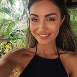 Pia Muehlenbeck taking a selfie