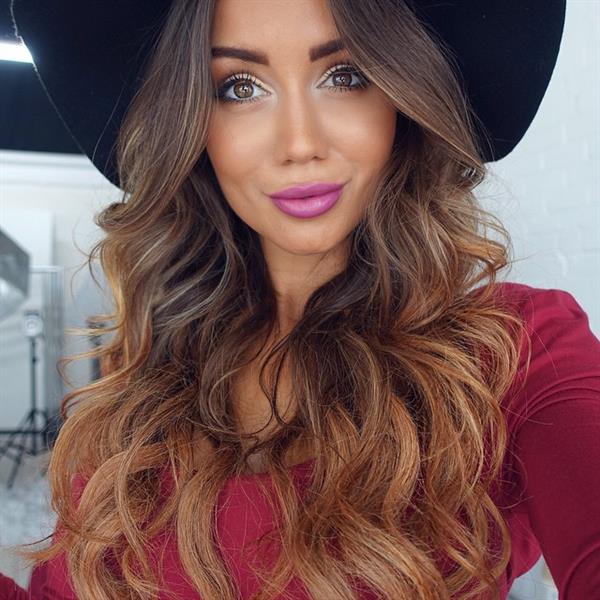 Pia Muehlenbeck taking a selfie