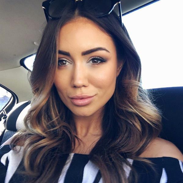 Pia Muehlenbeck taking a selfie