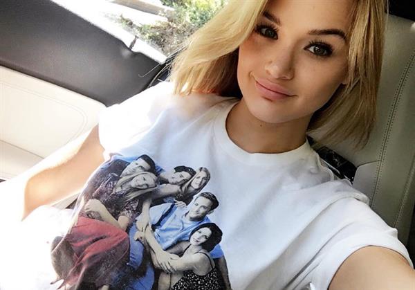 Hunter King taking a selfie