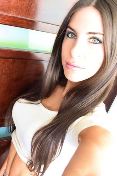 Jen Selter taking a selfie