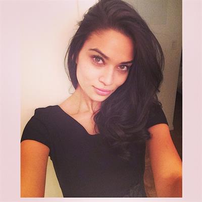 Shanina Shaik taking a selfie