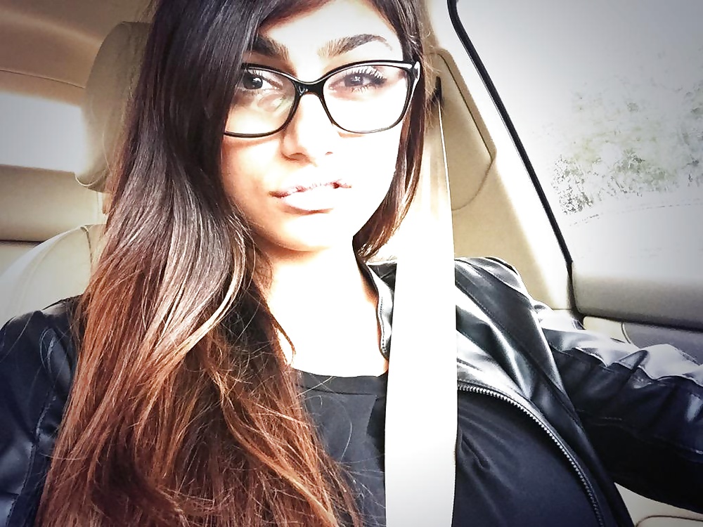 Mia Khalifa taking a selfie