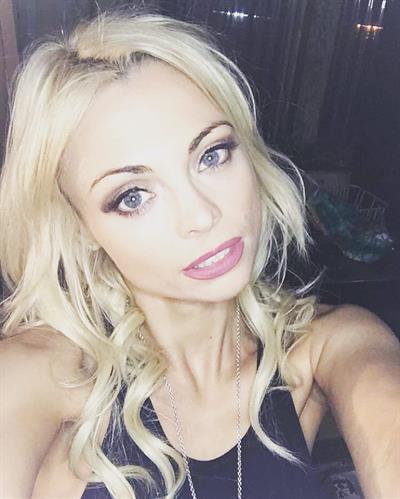 Katja Glieson taking a selfie