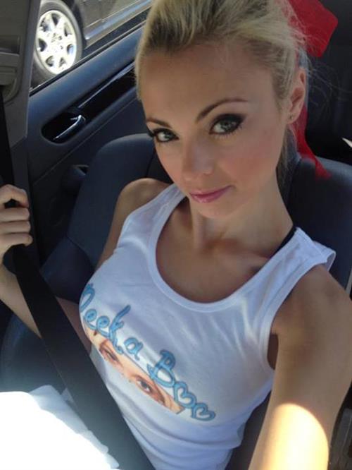 Katja Glieson taking a selfie