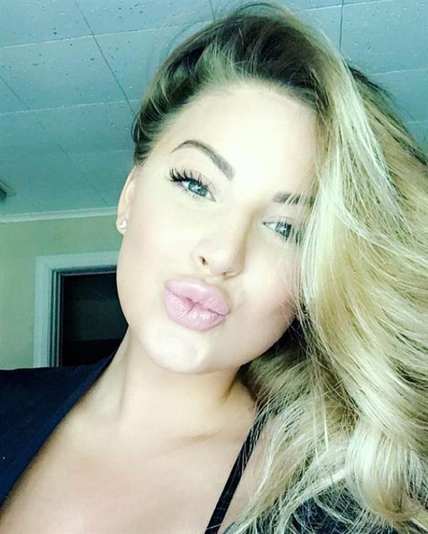 Ashley Alexiss taking a selfie