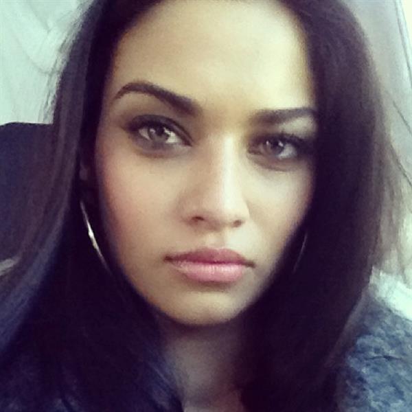 Shanina Shaik taking a selfie