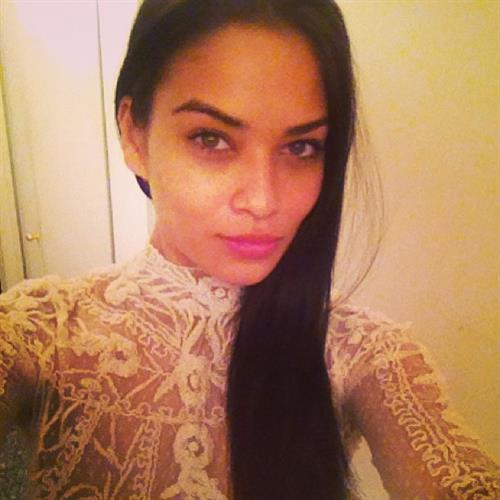Shanina Shaik taking a selfie