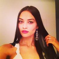 Shanina Shaik taking a selfie