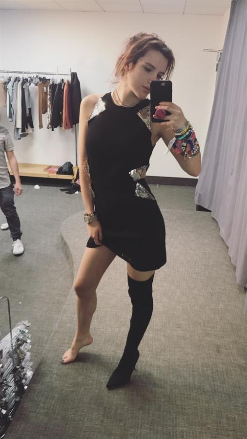 Bella Thorne taking a selfie