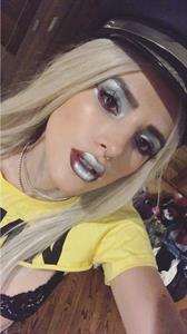 Bella Thorne taking a selfie