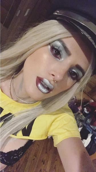 Bella Thorne taking a selfie