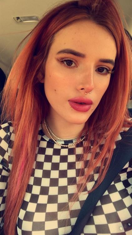 Bella Thorne taking a selfie