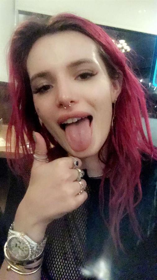 Bella Thorne taking a selfie