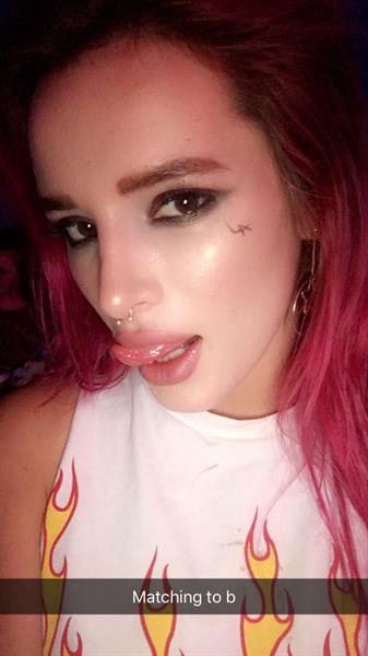 Bella Thorne taking a selfie