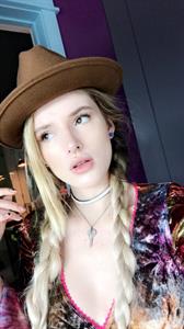 Bella Thorne taking a selfie