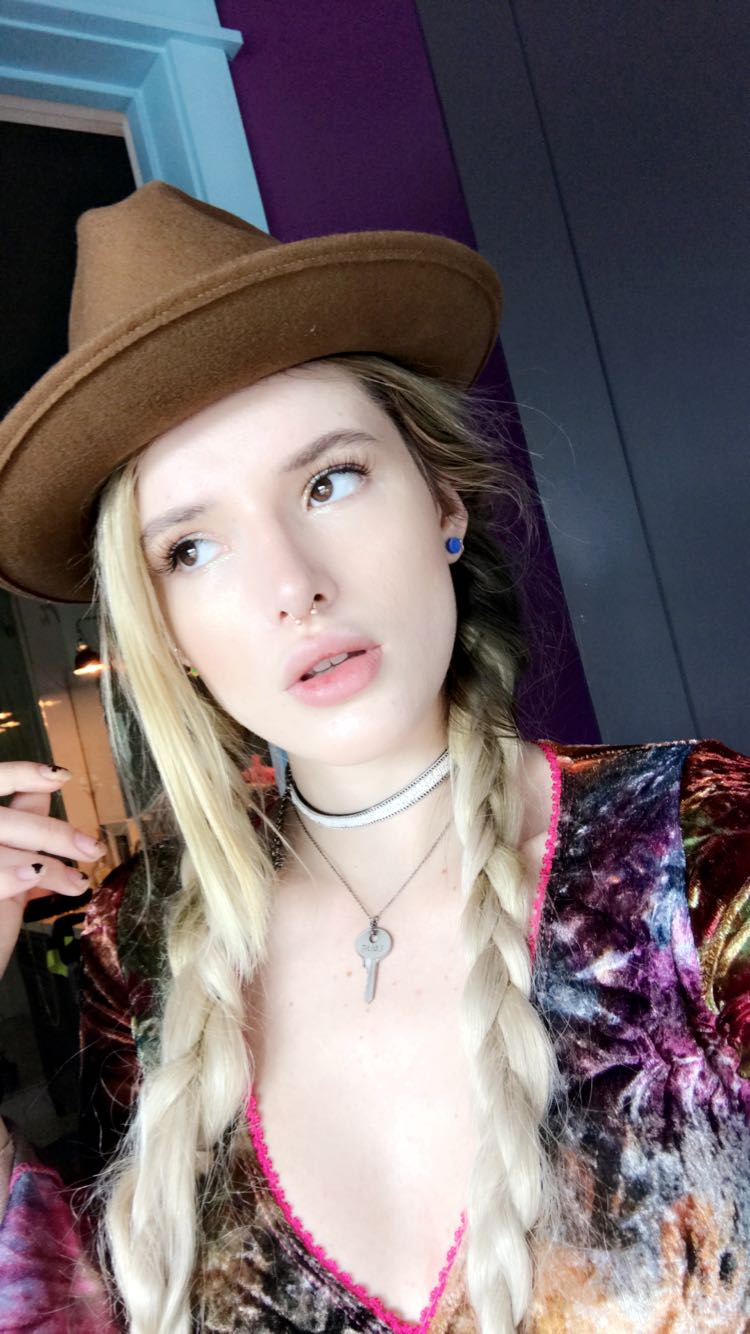 Bella Thorne taking a selfie