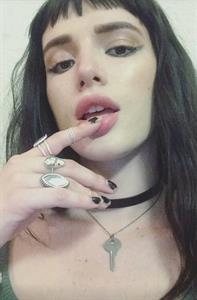 Bella Thorne taking a selfie